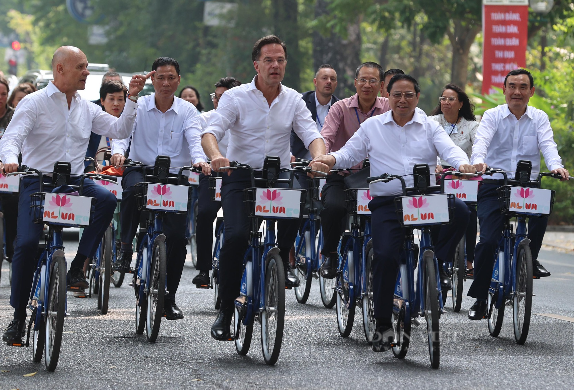 Thủ tướng Phạm Minh Chính và Thủ tướng Hà Lan đạp xe quanh phố phường Hà Nội - Ảnh 2.
