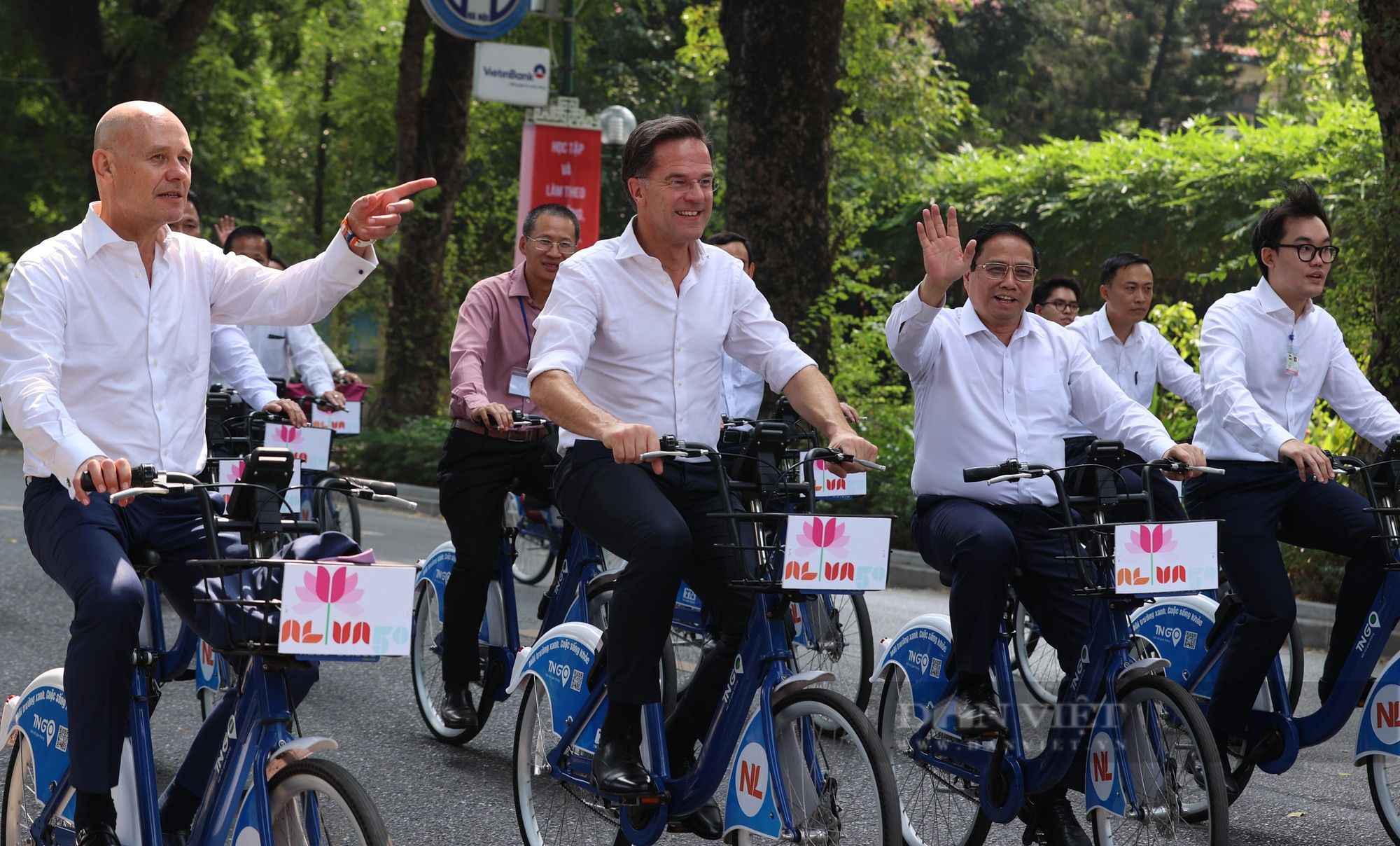 Thủ tướng Phạm Minh Chính và Thủ tướng Hà Lan đạp xe quanh phố phường Hà Nội - Ảnh 3.