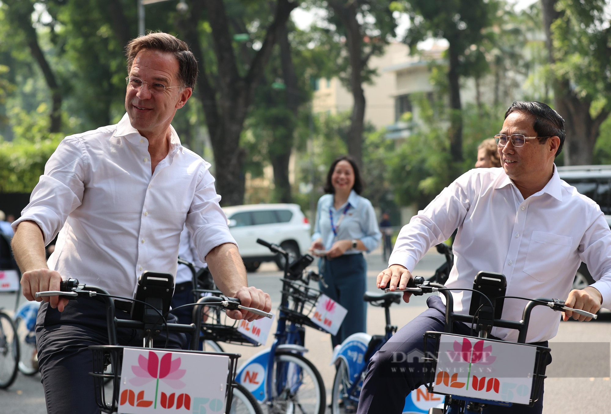 Thủ tướng Phạm Minh Chính và Thủ tướng Hà Lan đạp xe quanh phố phường Hà Nội - Ảnh 4.