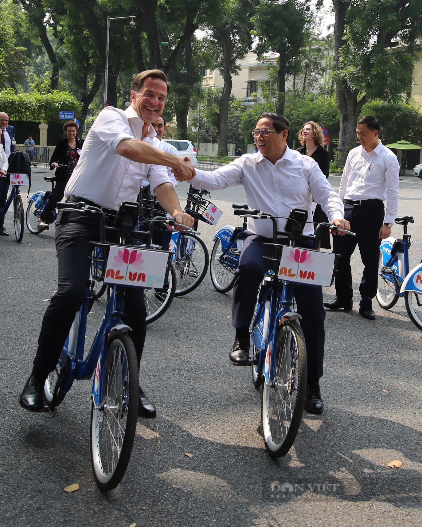 Thủ tướng Phạm Minh Chính và Thủ tướng Hà Lan đạp xe quanh phố phường Hà Nội - Ảnh 5.