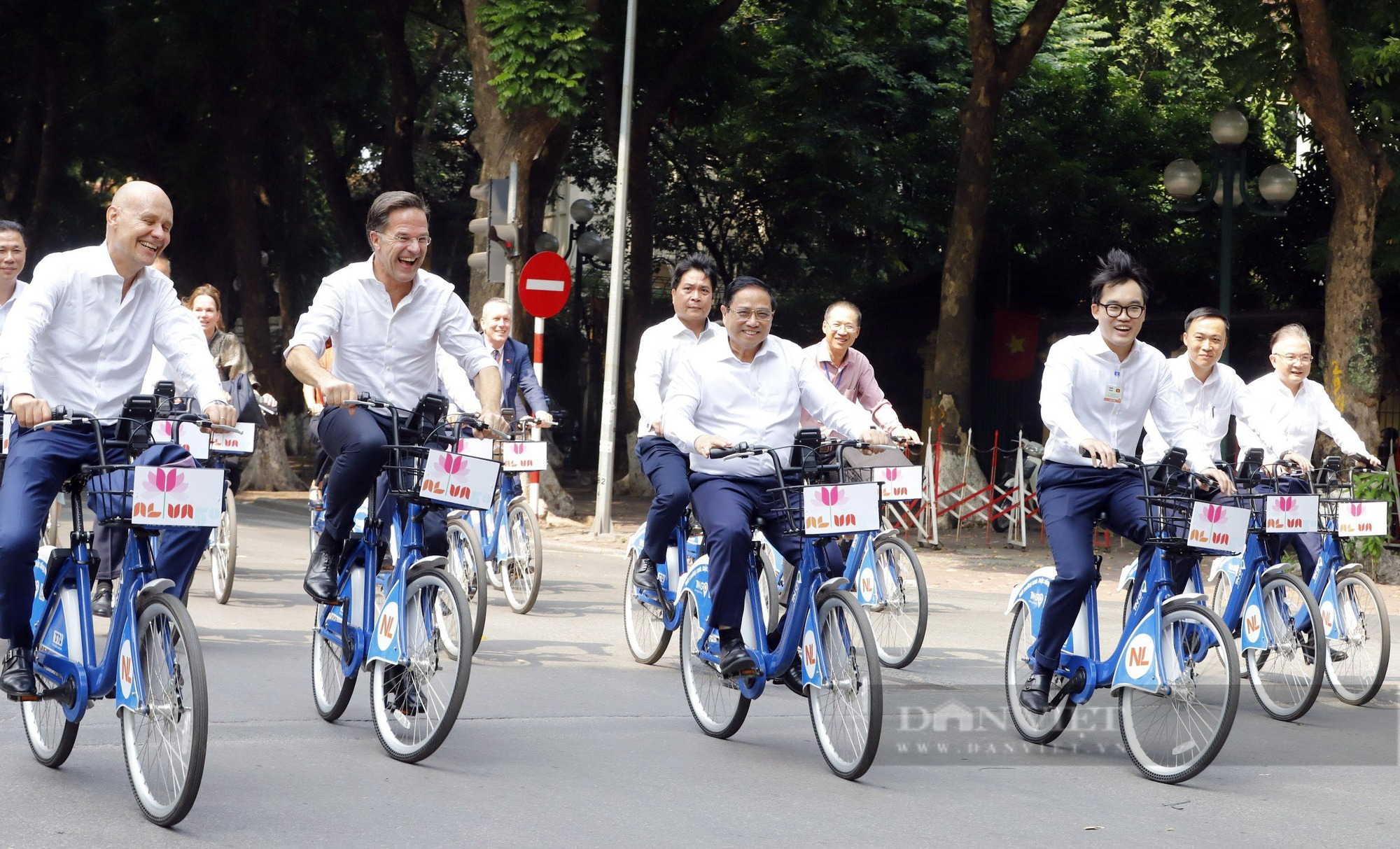 Thủ tướng Phạm Minh Chính và Thủ tướng Hà Lan đạp xe quanh phố phường Hà Nội - Ảnh 3.