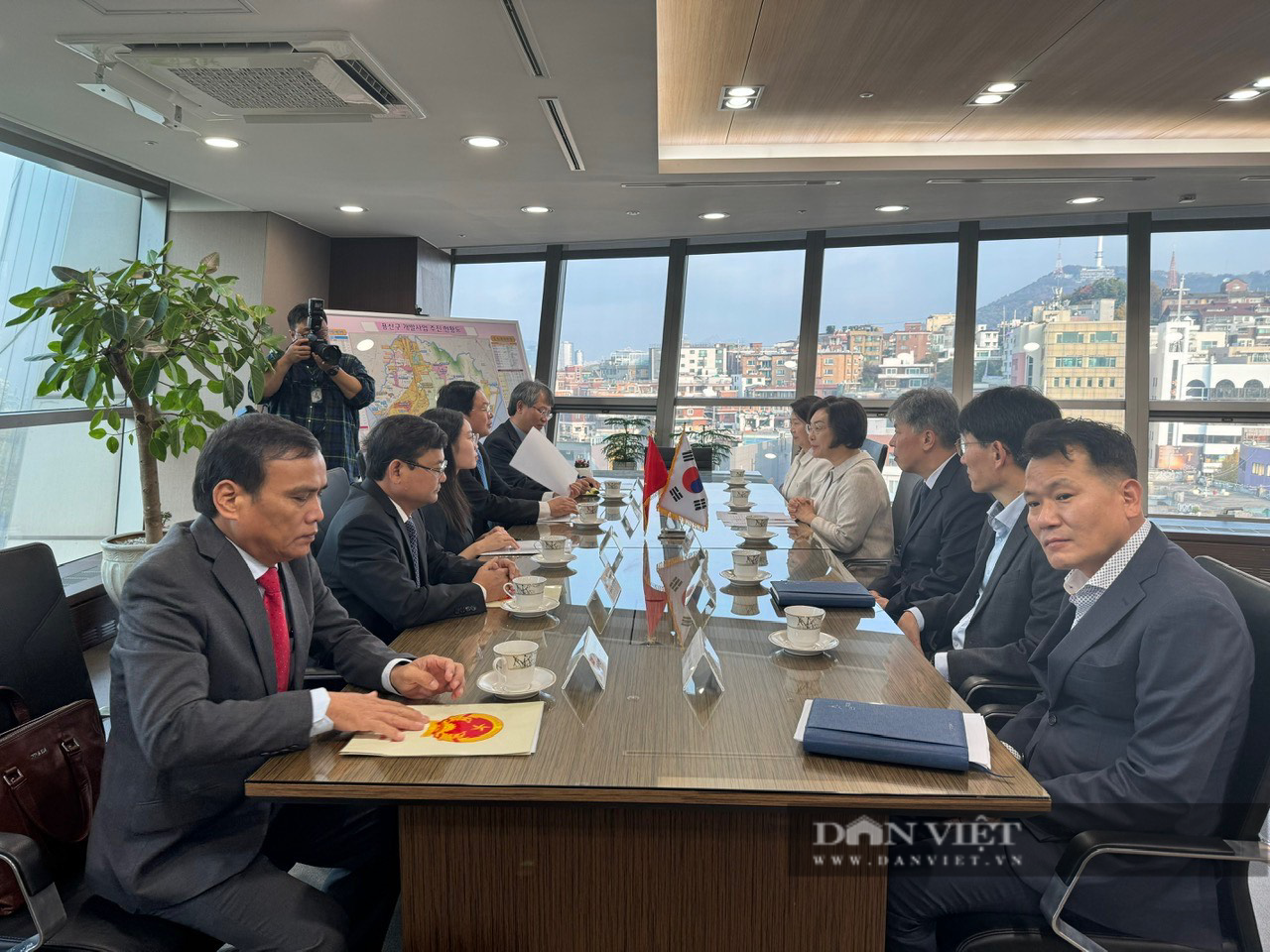 Bí thư Bình Định Hồ Quốc Dũng, Phó Chủ tịch tỉnh Nguyễn Tự Công Hoàng đi Hàn Quốc kêu gọi đầu tư - Ảnh 1.