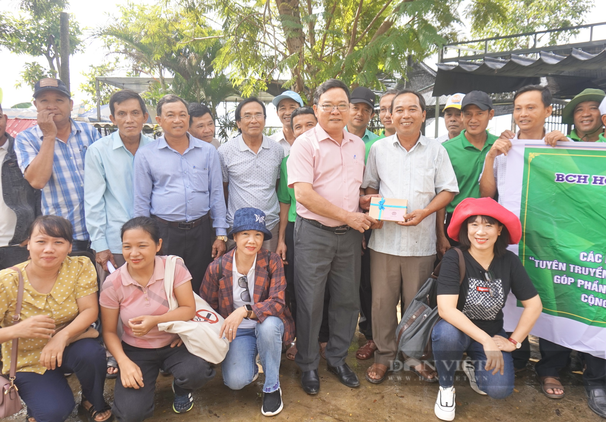 Cán bộ, hội viên nông dân Đà Nẵng tham quan mô hình nuôi sâu canxi - Ảnh 7.