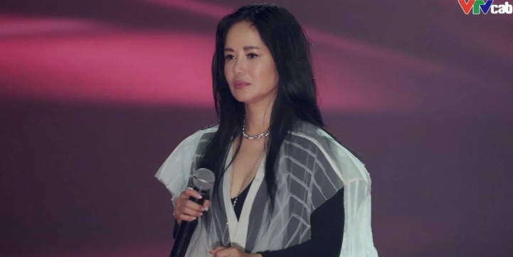 Diva Hồng Nhung khiến ban cố vấn bối rối khi có phản ứng bất ngờ tại tập 2 &quot;Chị đẹp đạp gió rẽ sóng&quot; - Ảnh 1.