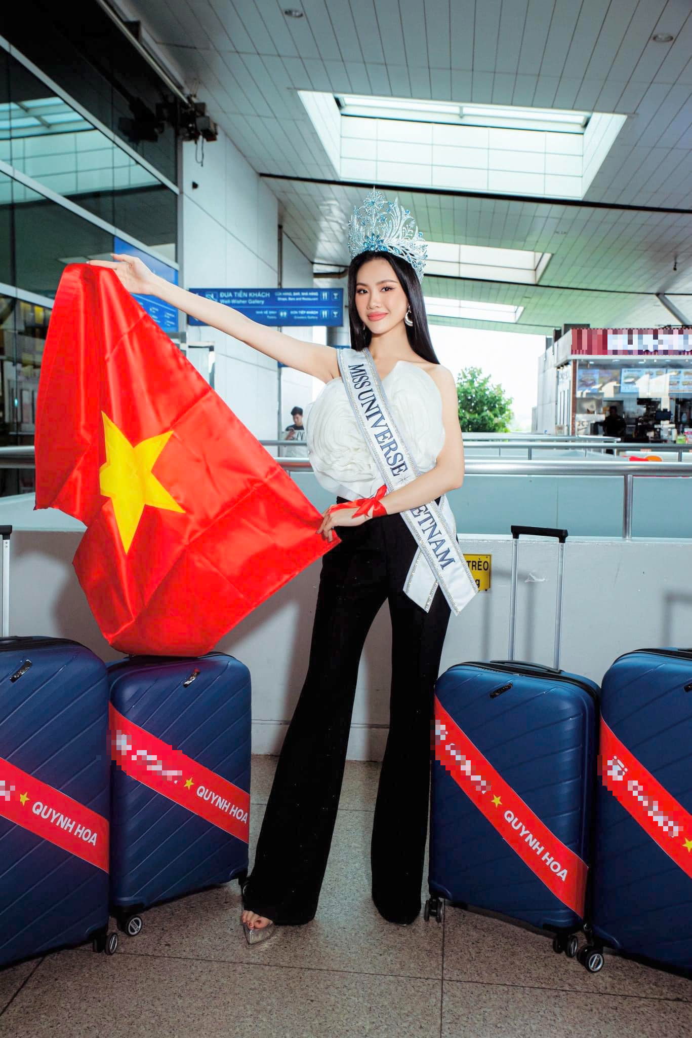 Bùi Quỳnh Hoa đi thi Miss Universe 2023 gây chú ý khi đội vương miện 2,1 tỷ đồng - Ảnh 5.