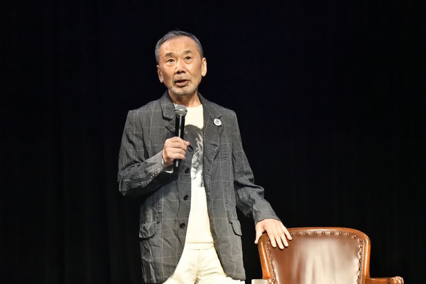 Haruki Murakami tin vào sách giấy trong thời đại số hóa - Ảnh 1.