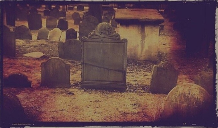 Bí ẩn những ngôi mộ &quot;ma cà rồng&quot; gây kinh hãi ở Mỹ - Ảnh 3.