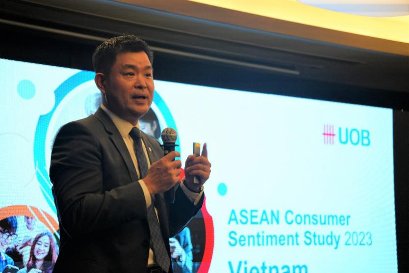 Ngân hàng UOB: Người tiêu dùng Việt Nam lạc quan về tài chính nhất ASEAN  - Ảnh 1.