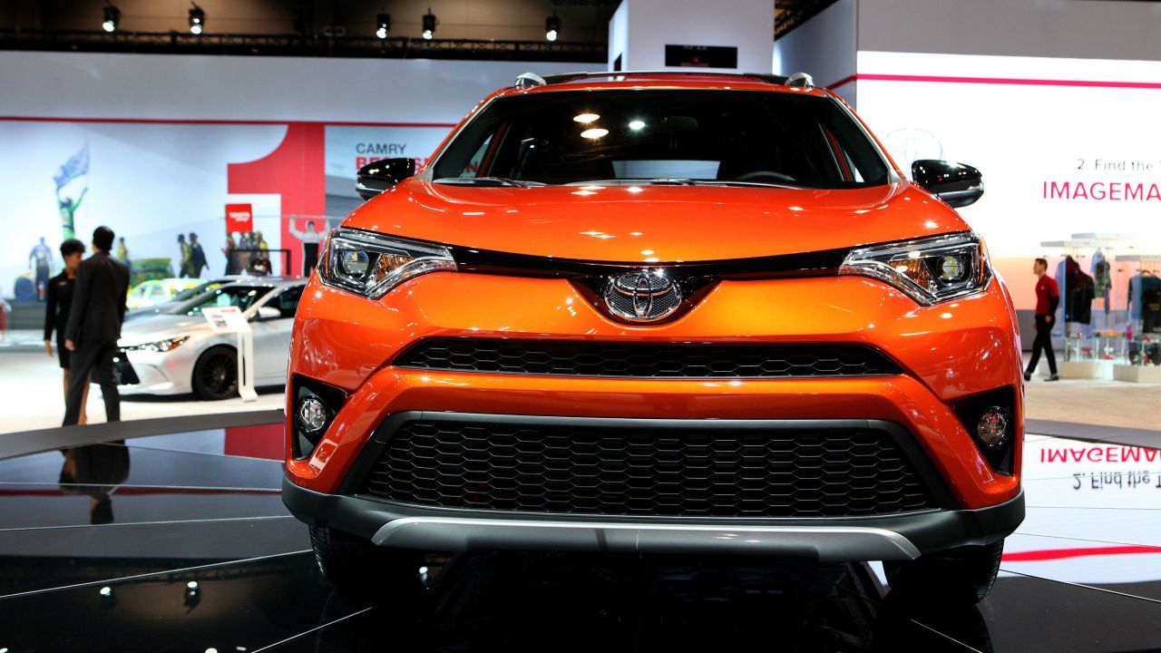 Toyota triệu hồi hơn 1,8 triệu xe RAV4 ở Mỹ - Ảnh 1.