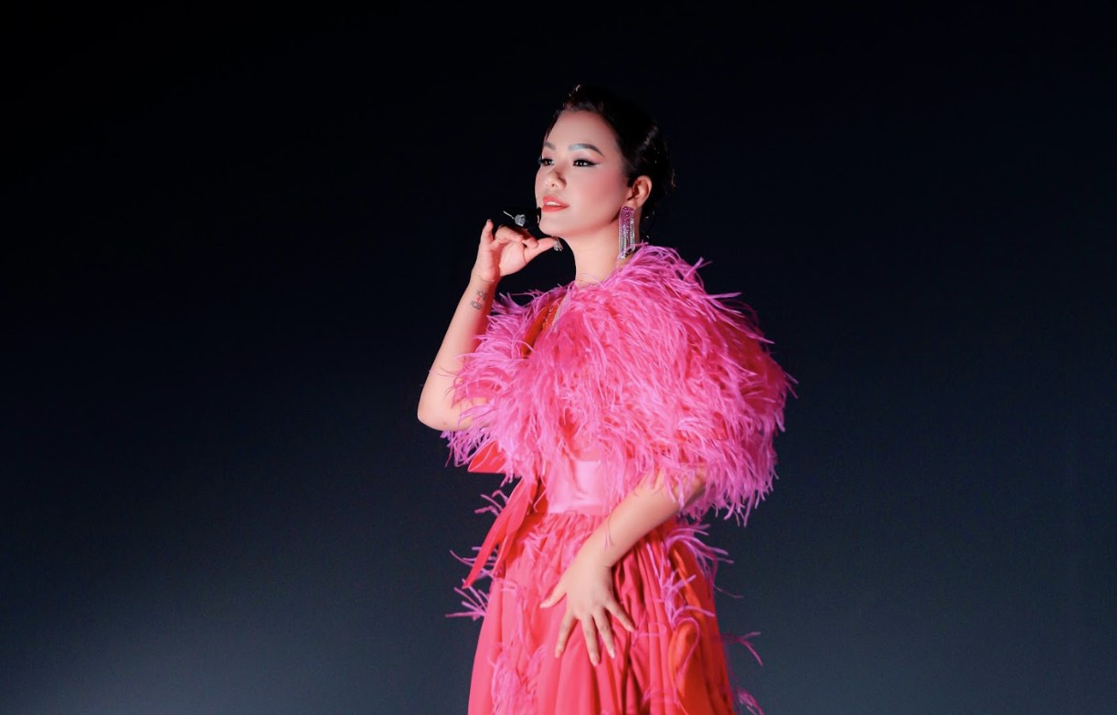 Diva Hồng Nhung khiến ban cố vấn bối rối khi có phản ứng bất ngờ tại tập 2 &quot;Chị đẹp đạp gió rẽ sóng&quot; - Ảnh 2.