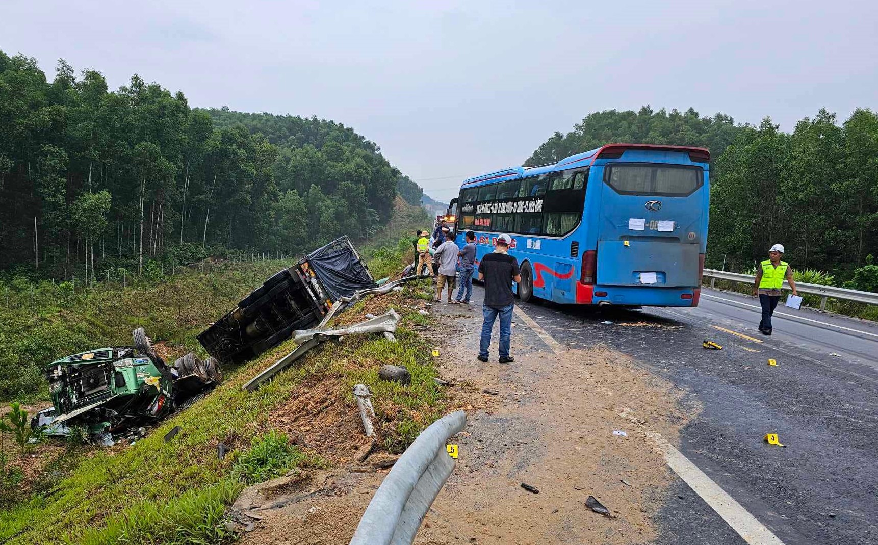 12h xảy ra 2 vụ tai nạn giao thông liên hoàn ở Quảng Trị - Ảnh 3.