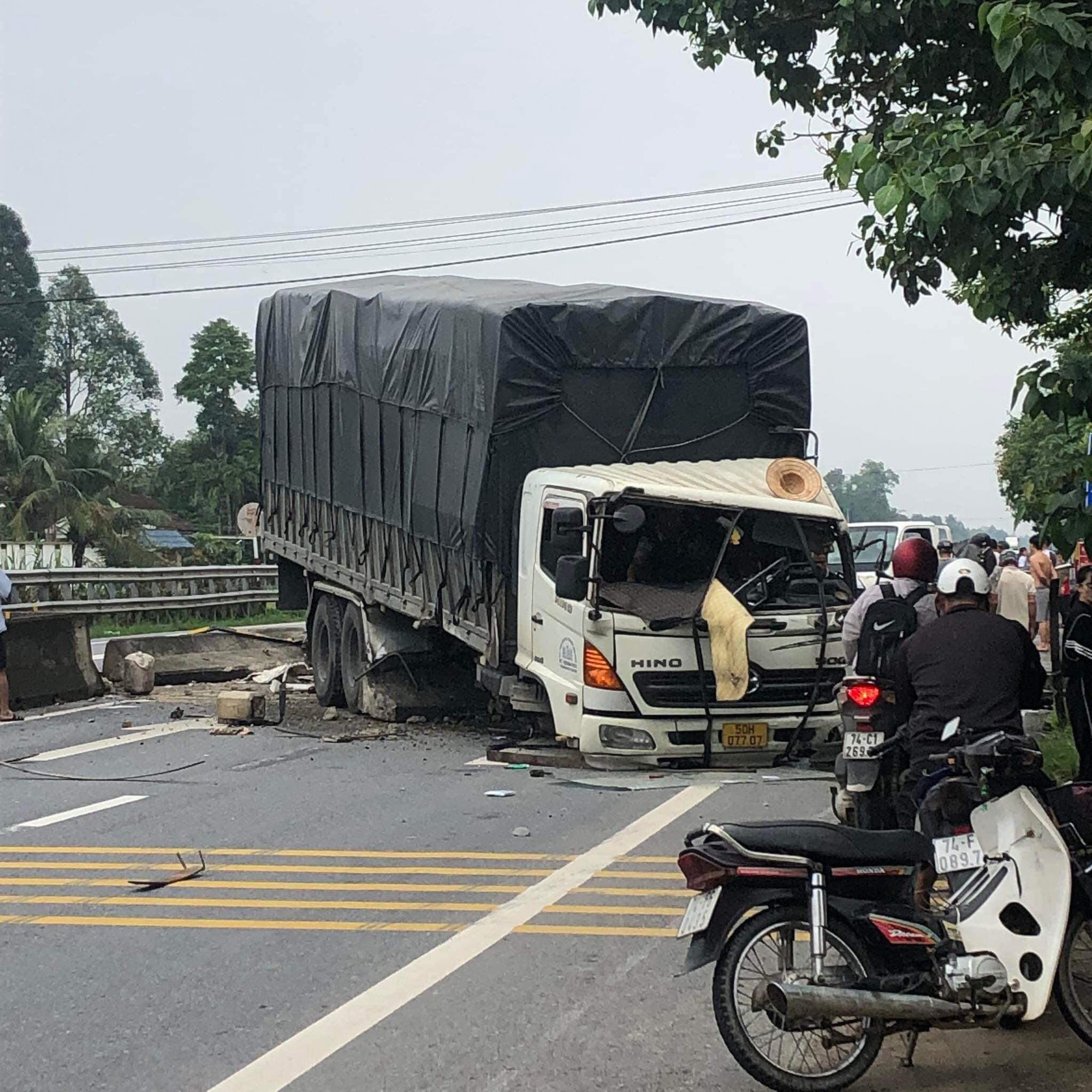 12h xảy ra 2 vụ tai nạn giao thông liên hoàn ở Quảng Trị - Ảnh 2.