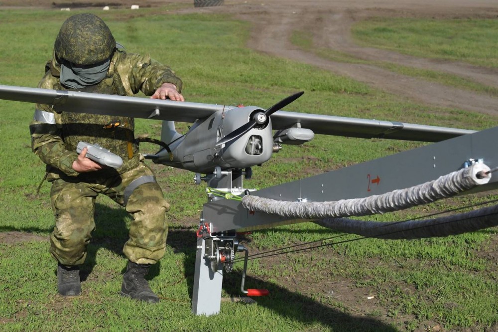 Máy bay không người lái chiến đấu mèo vờn chuột đằng sau chiến tuyến Nga ở Ukraine - Ảnh 1.