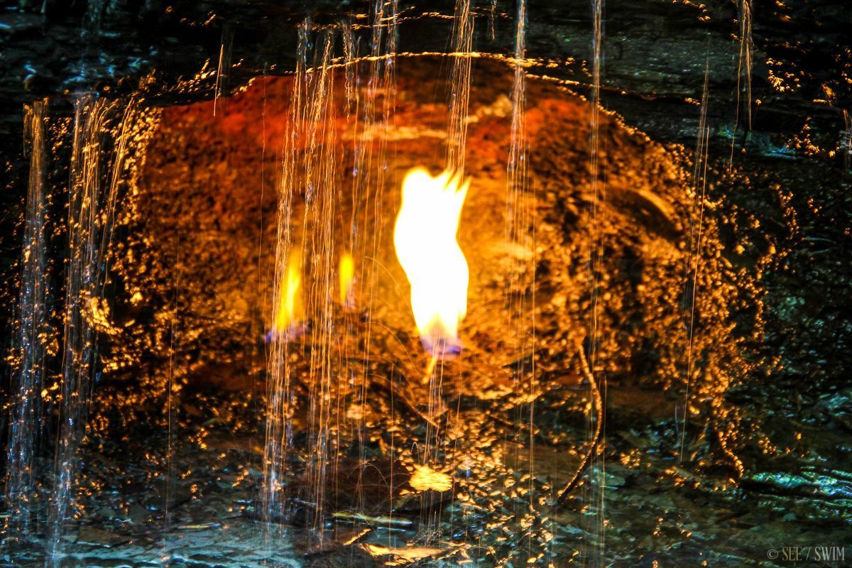 Bí ẩn về ngọn lửa bất tử trong thác nước - Ảnh 3.