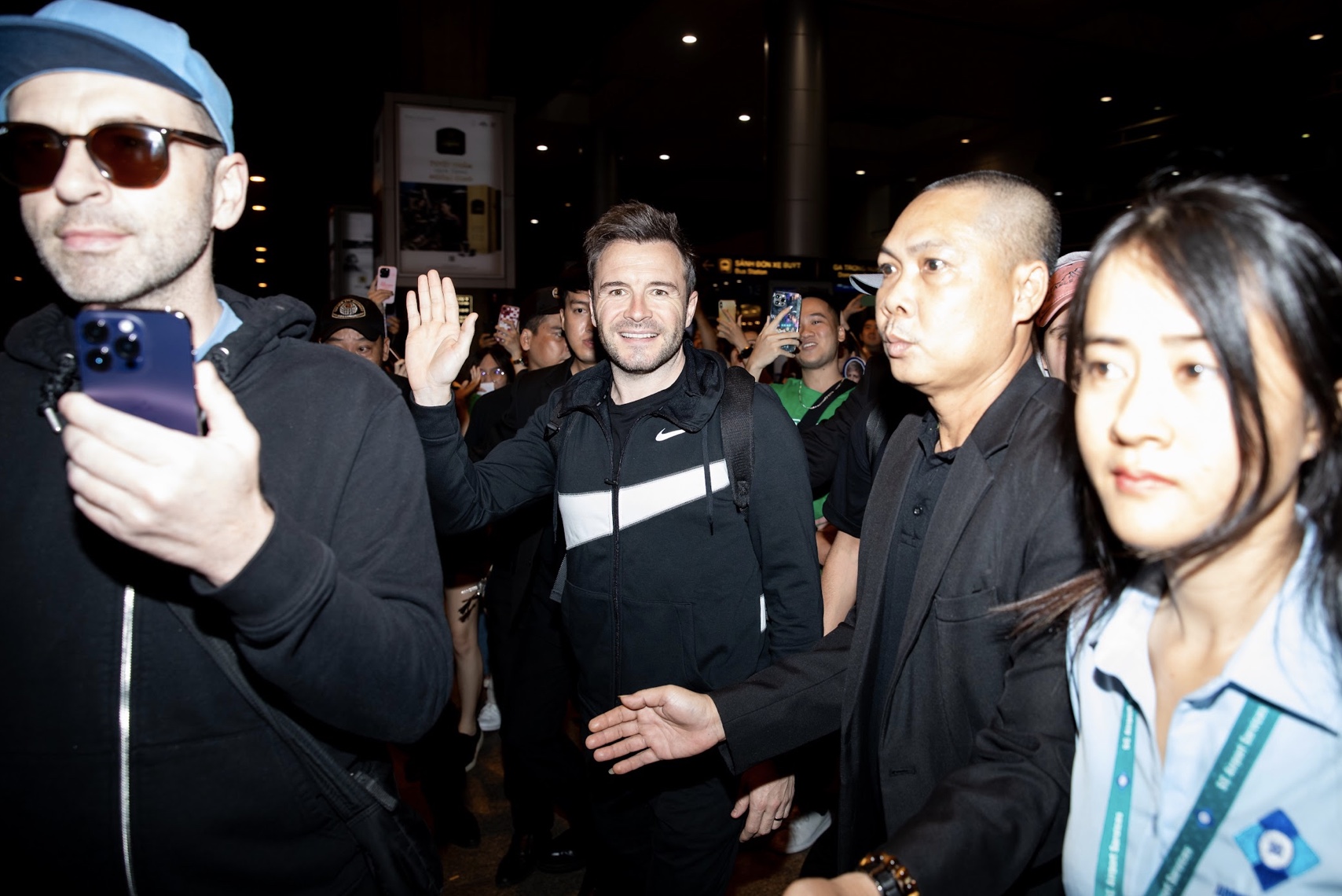 Trở lại Việt Nam sau 12 năm, Westlife được người hâm mộ chào đón cuồng nhiệt tại sân bay - Ảnh 2.