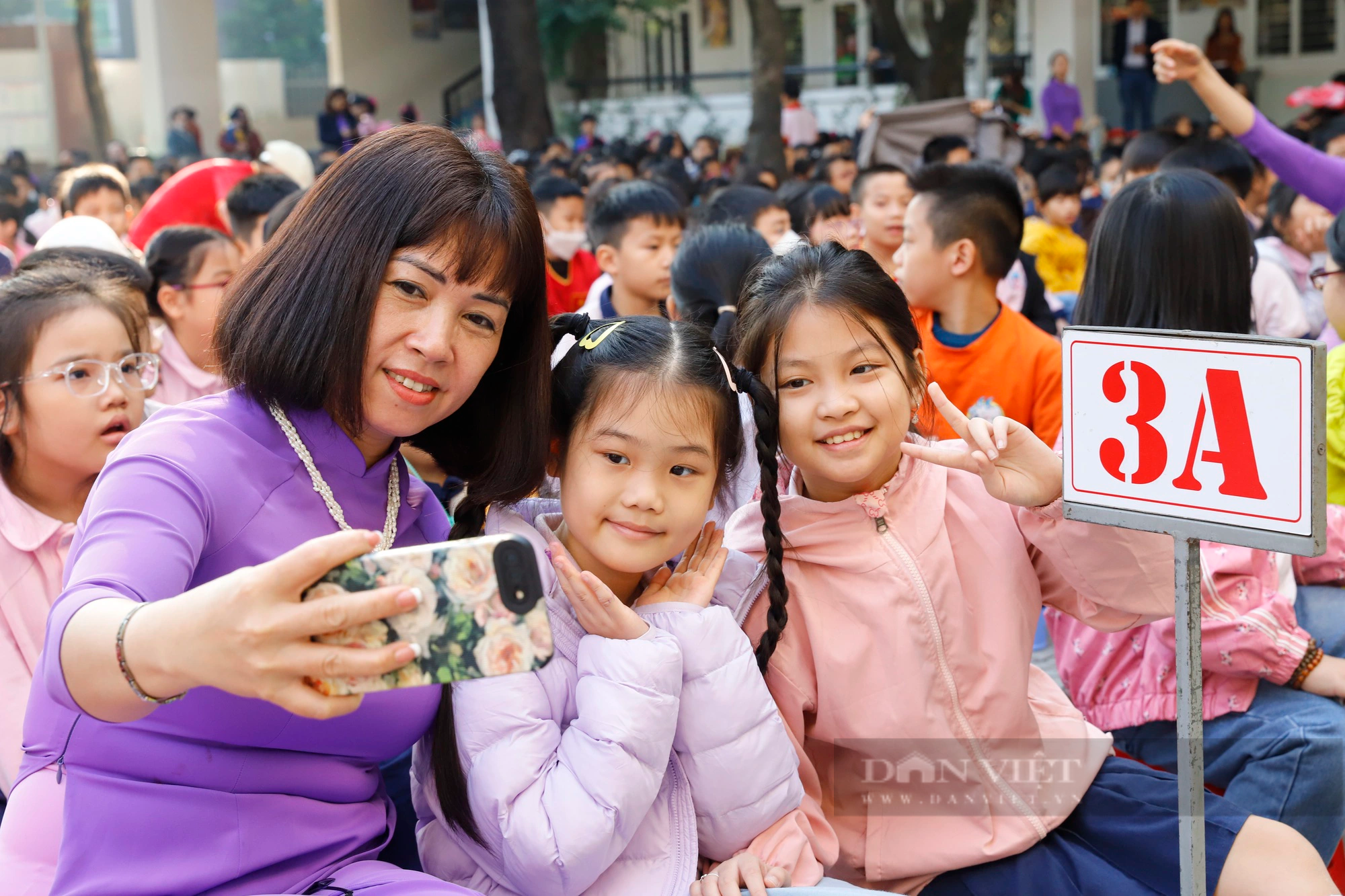 Hoa tươi chào mừng, học sinh nhí tại Thủ đô hân hoan bên những &quot;người lái đò&quot; thầm lặng ngày 20/11 - Ảnh 6.