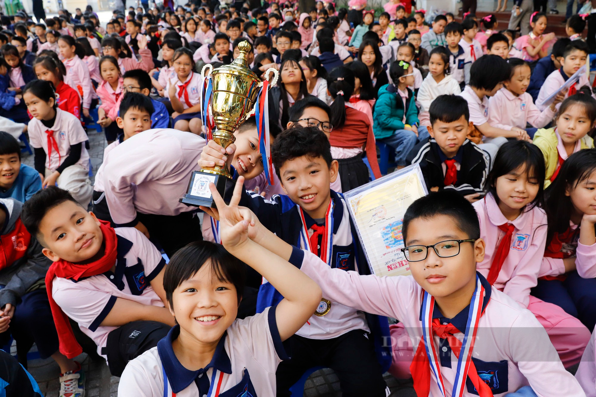 Hoa tươi chào mừng, học sinh nhí tại Thủ đô hân hoan bên những &quot;người lái đò&quot; thầm lặng ngày 20/11 - Ảnh 7.