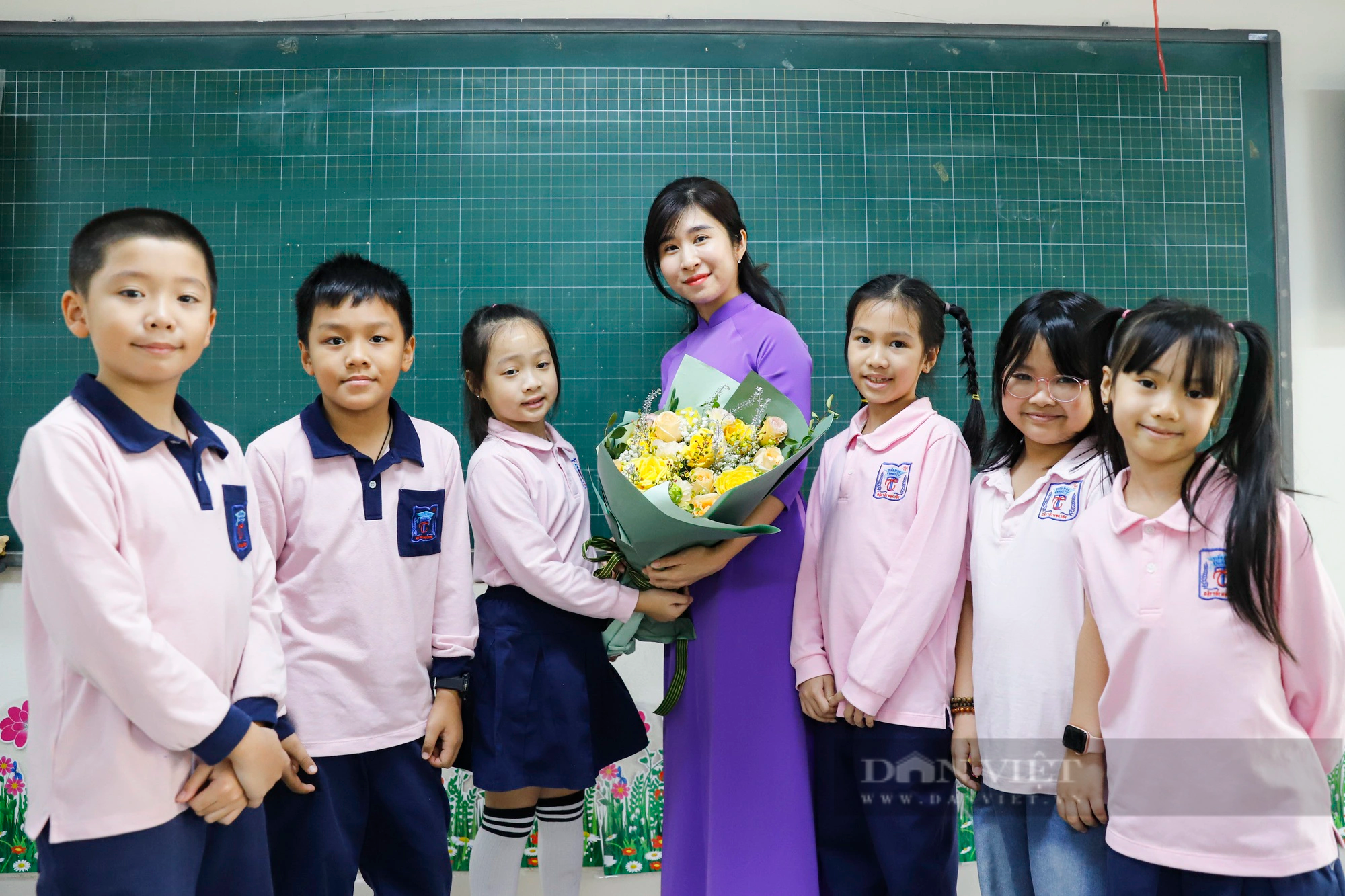 Hoa tươi chào mừng, học sinh nhí tại Thủ đô hân hoan bên những &quot;người lái đò&quot; thầm lặng ngày 20/11 - Ảnh 9.