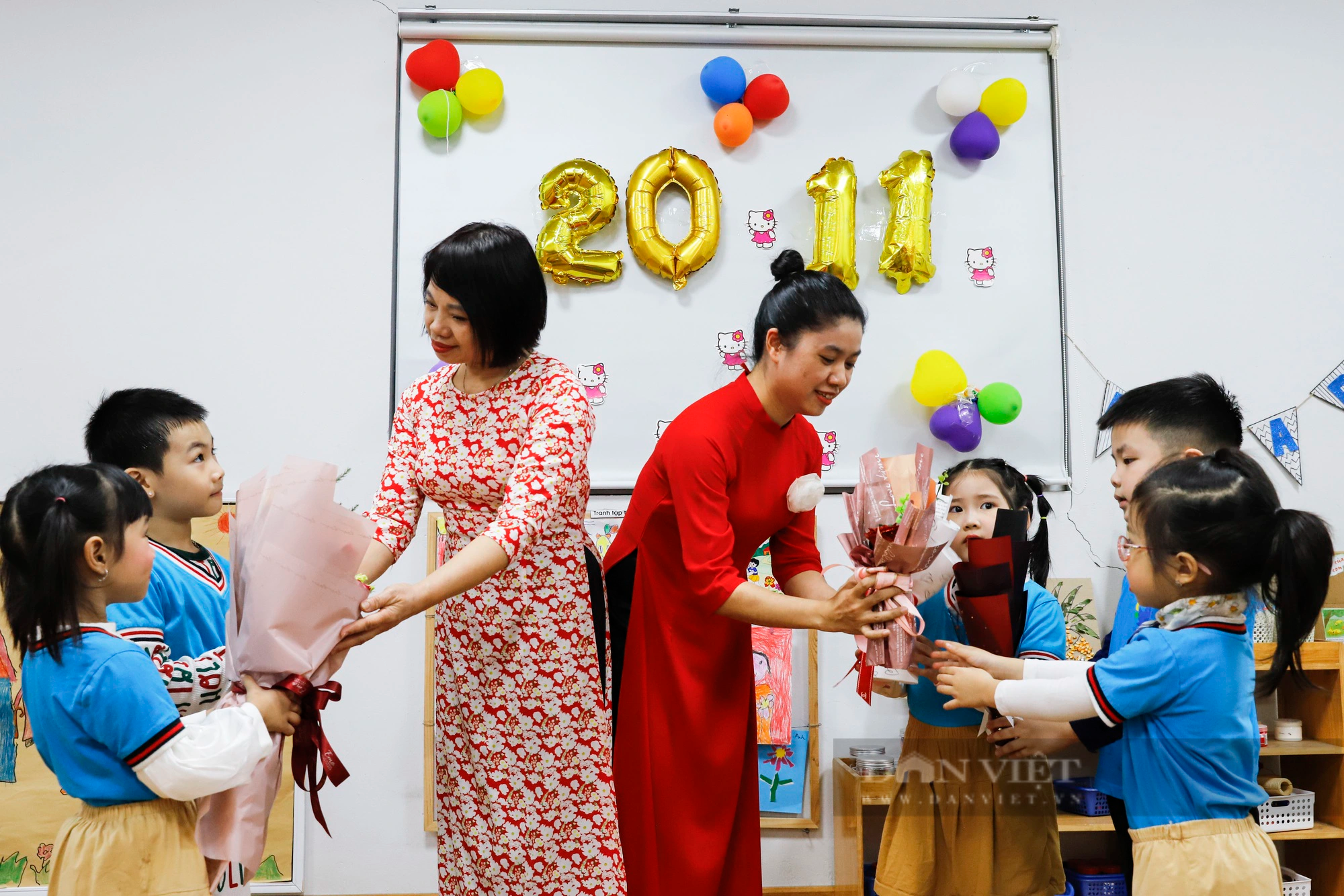 Hoa tươi chào mừng, học sinh nhí tại Thủ đô hân hoan bên những &quot;người lái đò&quot; thầm lặng ngày 20/11 - Ảnh 10.