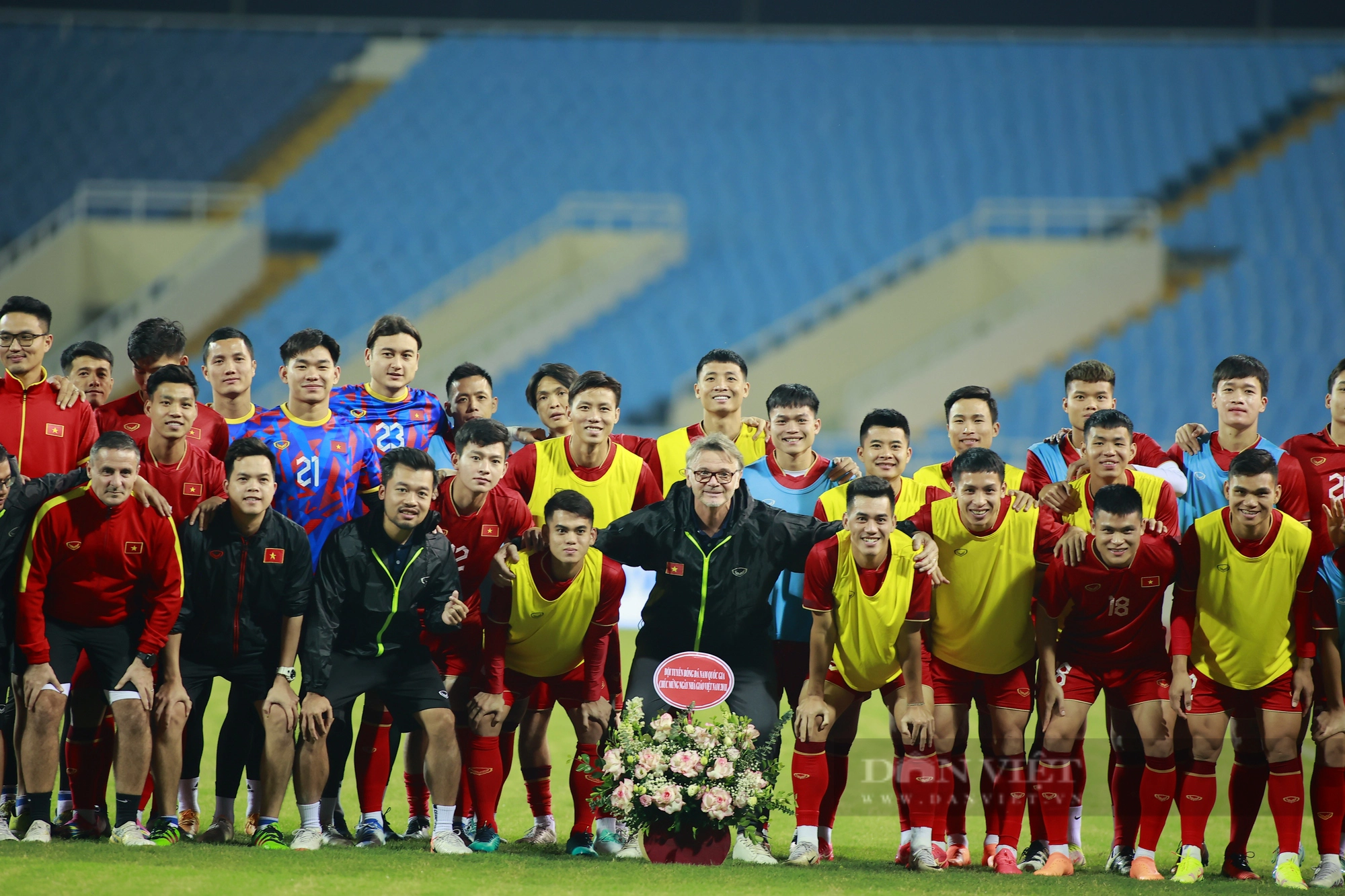Các cầu thủ ĐT Việt Nam tri ân HLV Troussier nhân ngày nhà giáo Việt Nam - Ảnh 7.