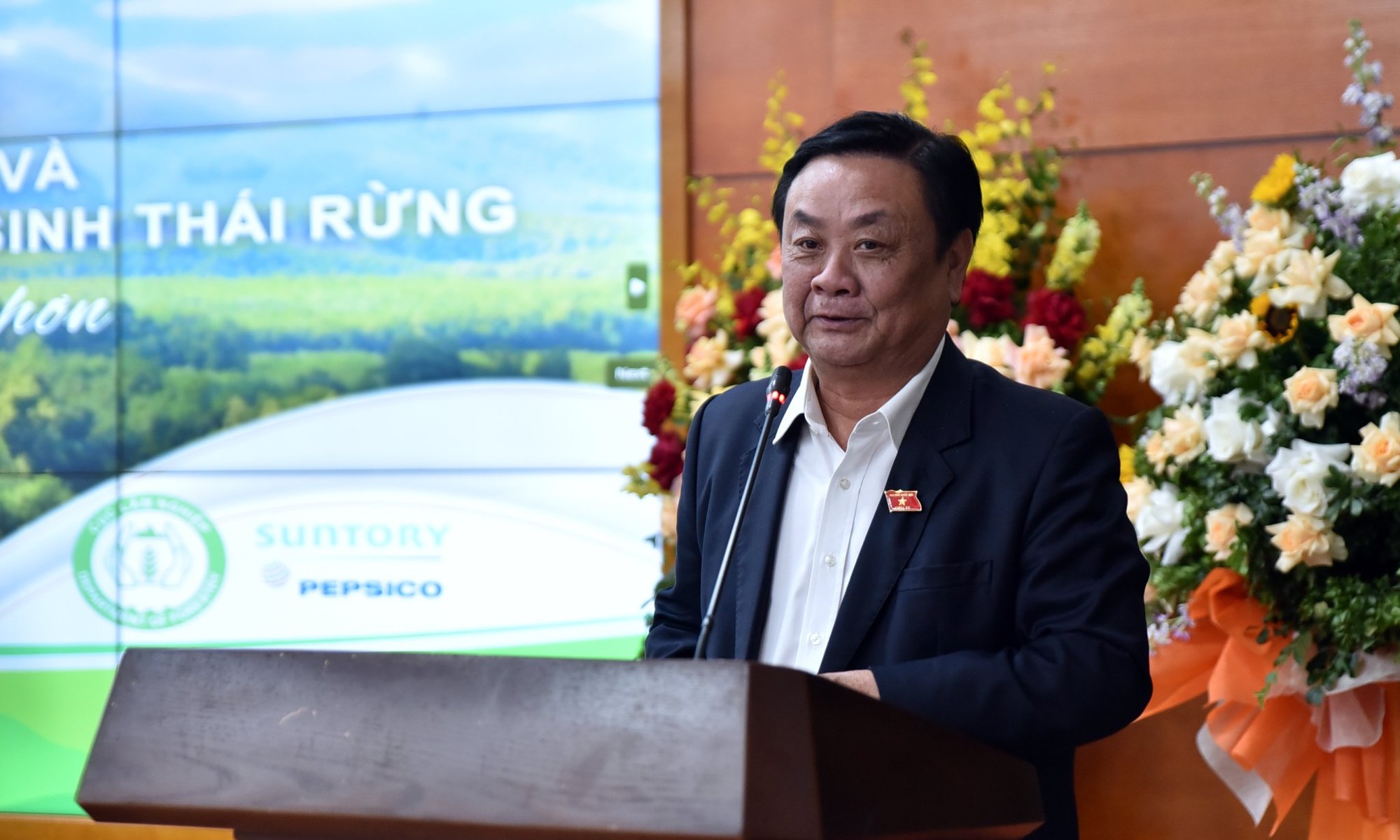 Bộ trưởng Lê Minh Hoan: Nhìn rừng không chỉ có gỗ mà còn là văn hóa, tín ngưỡng  - Ảnh 1.