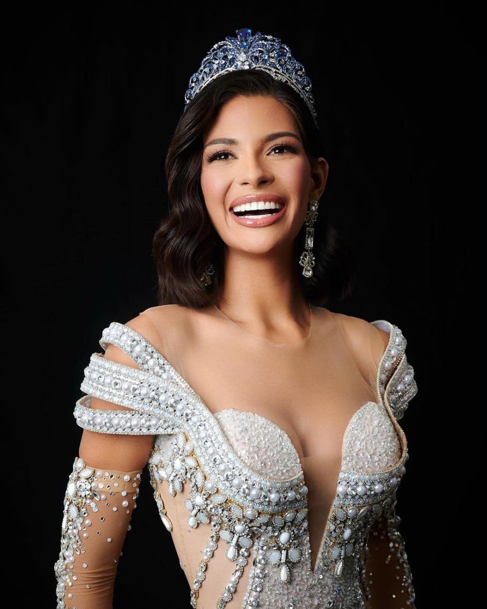 Tân Miss Universe 2023 Sheynnis Palacios gây tranh cãi vì ảnh kém sắc sau đăng quang - Ảnh 3.