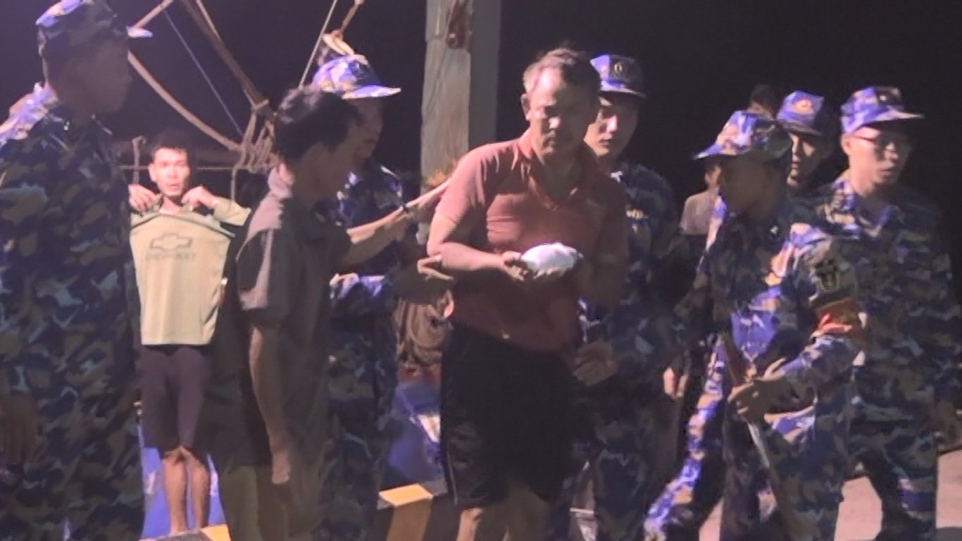 Bệnh xá đảo Sinh Tồn cấp cứu ngư dân Bình Định bị máy nghiền đá cuốn nát bàn tay - Ảnh 2.
