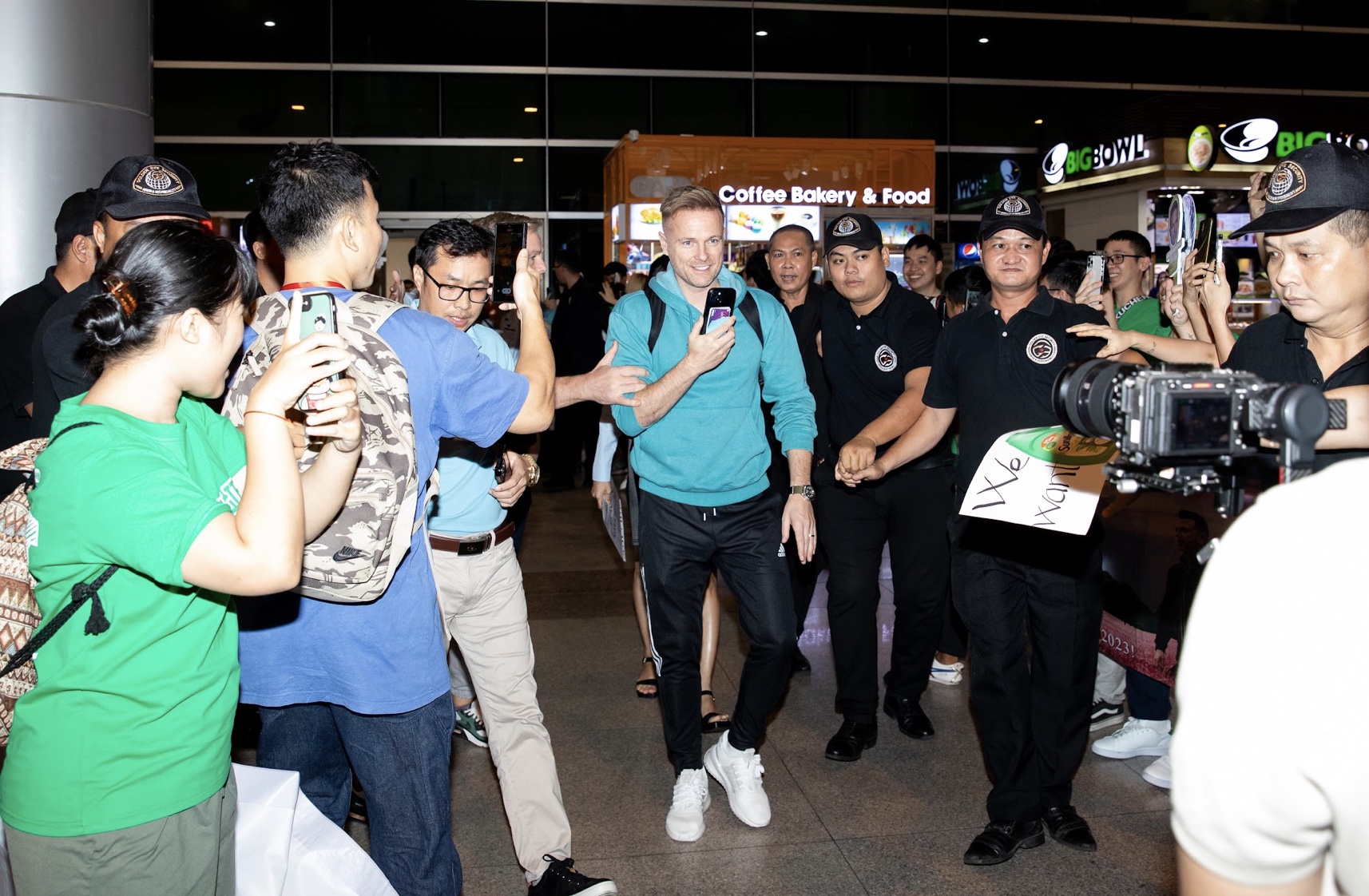 Trở lại Việt Nam sau 12 năm, Westlife được người hâm mộ chào đón cuồng nhiệt tại sân bay - Ảnh 3.