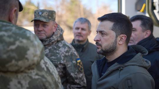 Tổng thống Zelensky cảnh báo rắn chưa từng có với lãnh đạo quân đội Ukraine - Ảnh 1.