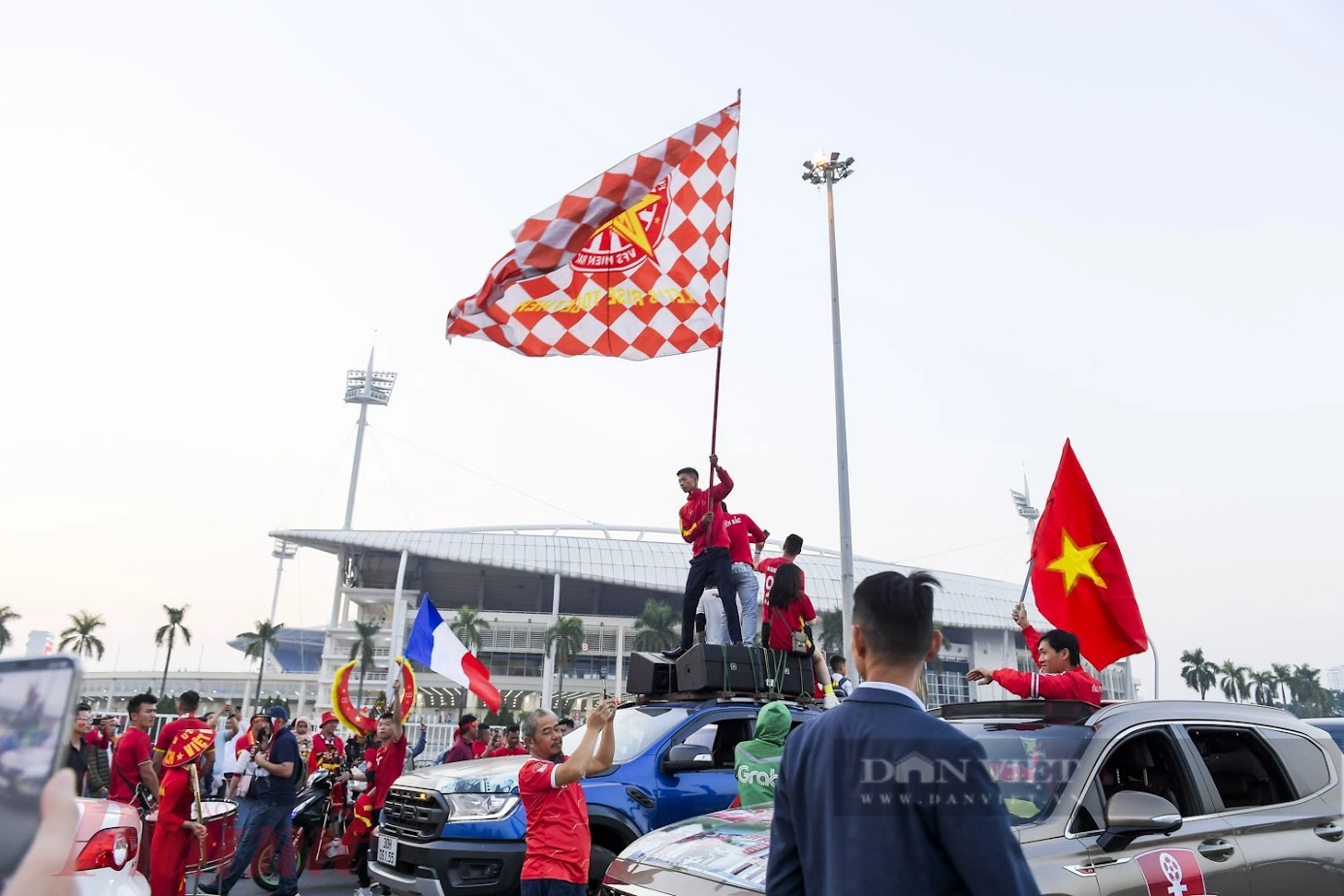 Trung vệ Bùi Tiến Dũng tình tứ cùng vợ trên khán đài sân Mỹ Đình - Ảnh 1.