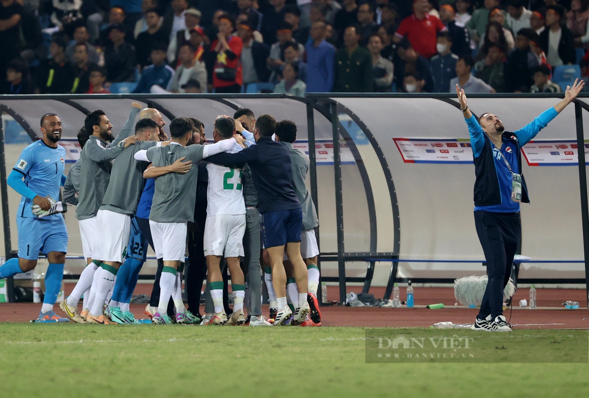 &quot;Kẻ khóc người cười&quot; trên sân Mỹ Đình sau trận đấu giữa Việt Nam và Iraq - Ảnh 9.