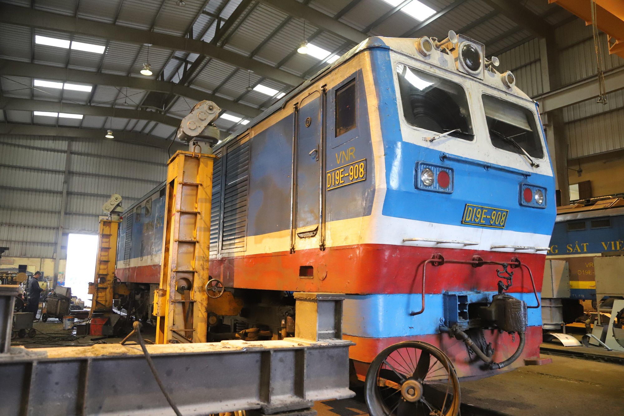 Khá phá toa tàu, đầu máy của ngành đường sắt đang sửa chữa nâng cấp - Ảnh 1.