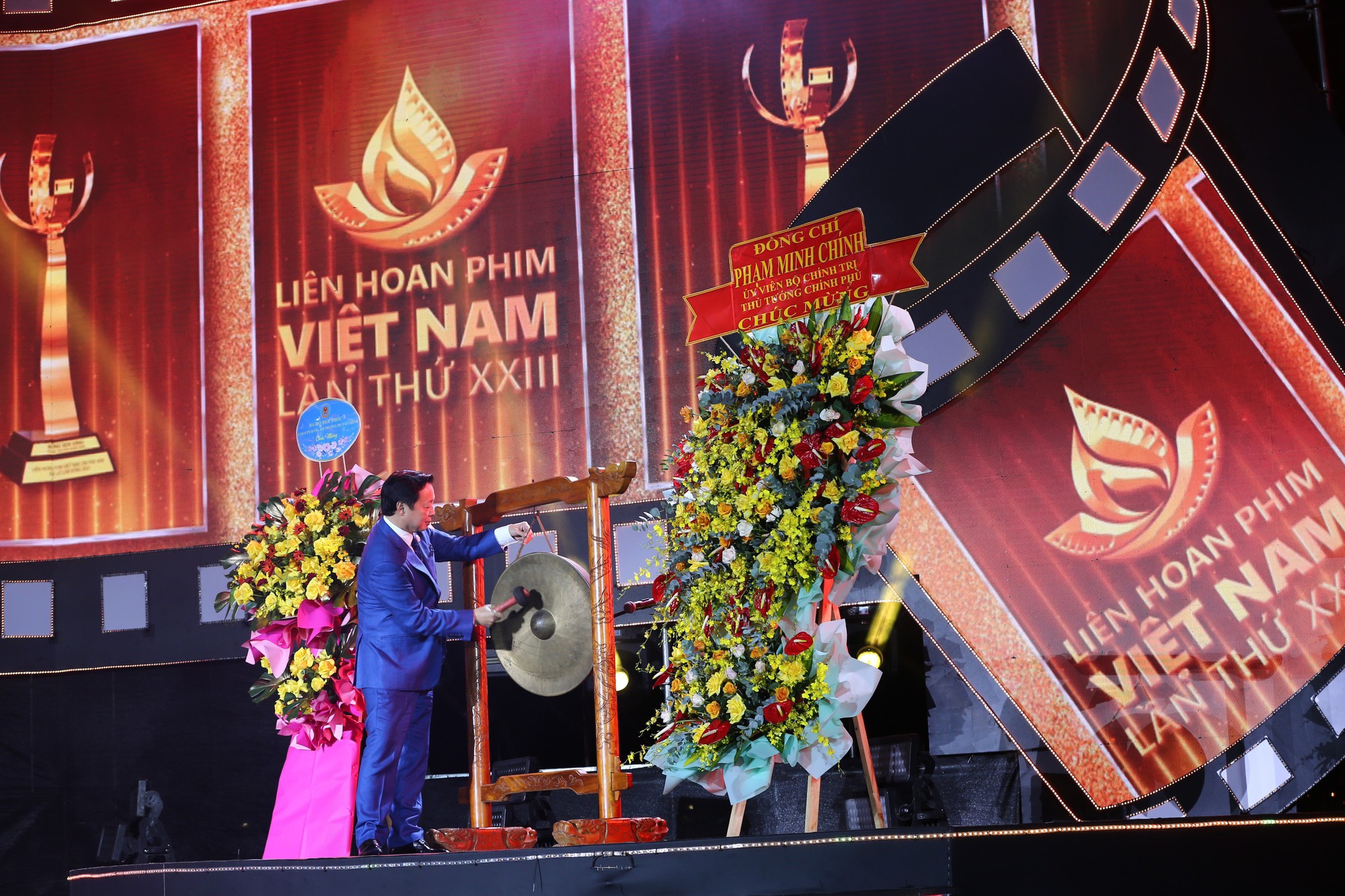 Hàng ngàn người dân Đà Lạt đến xem liên hoan phim Việt Nam dưới cái lạnh 17 độ - Ảnh 1.