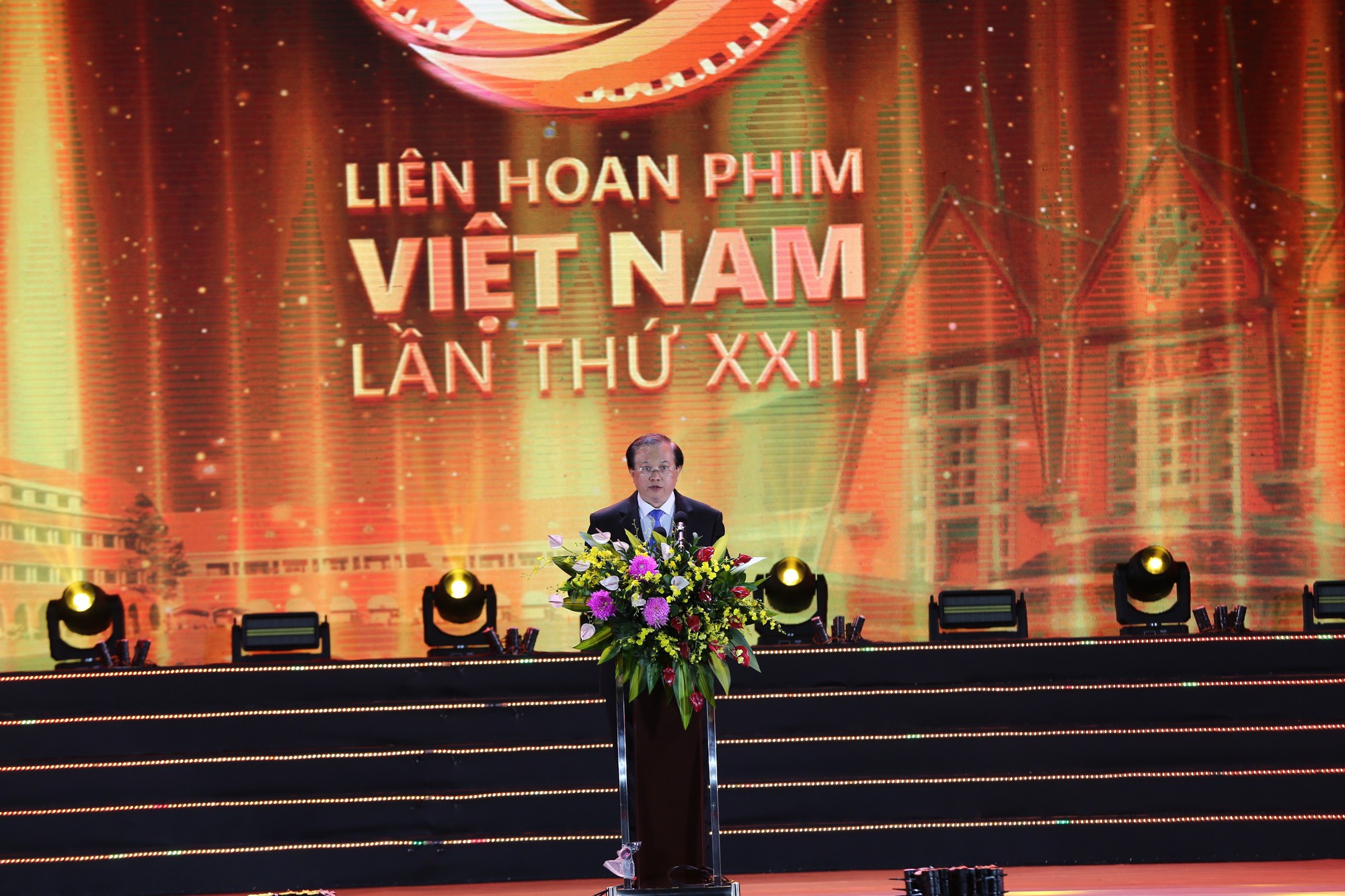 Hàng ngàn người dân Đà Lạt đến xem liên hoan phim Việt Nam dưới cái lạnh 17 độ - Ảnh 3.