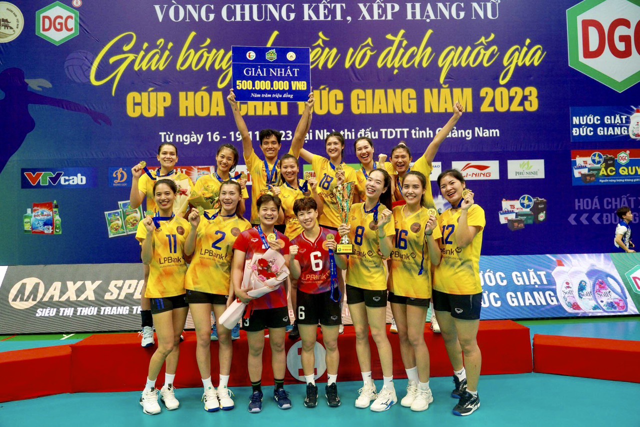 CLB Bóng chuyền Nữ Ninh Bình LPBank đăng quang ngôi vô địch Giải VĐQG 2023 - Ảnh 1.