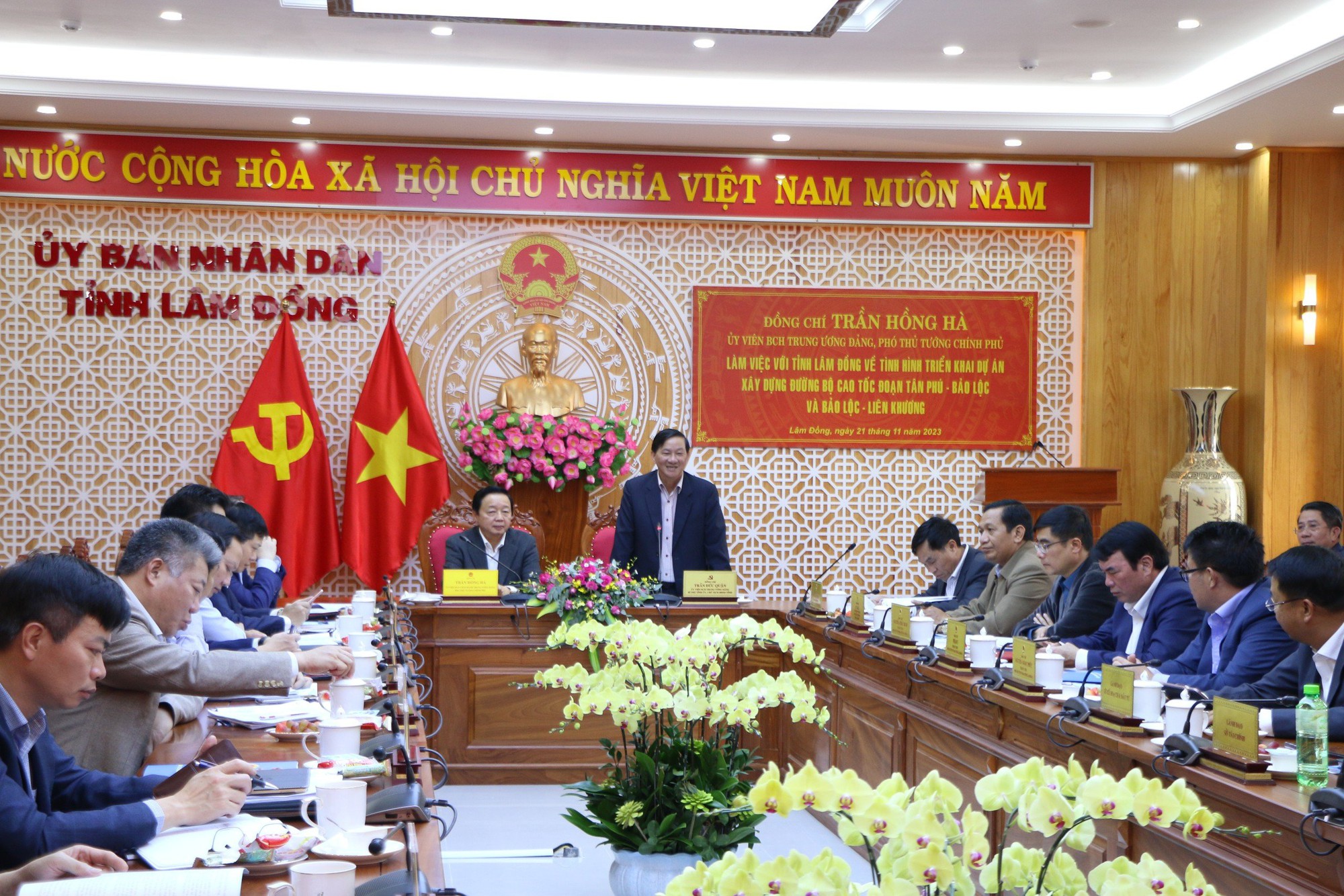 Phó Thủ tướng Trần Hồng Hà làm việc với tỉnh Lâm Đồng về tình hình triển khai 2 tuyến cao tốc - Ảnh 1.