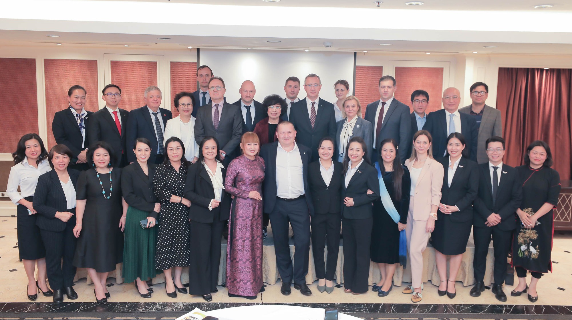 Thống đốc tỉnh Kaluga (Liên bang Nga) gặp gỡ Hiệp hội Nữ doanh nhân Việt Nam và Tập đoàn TH - Ảnh 4.