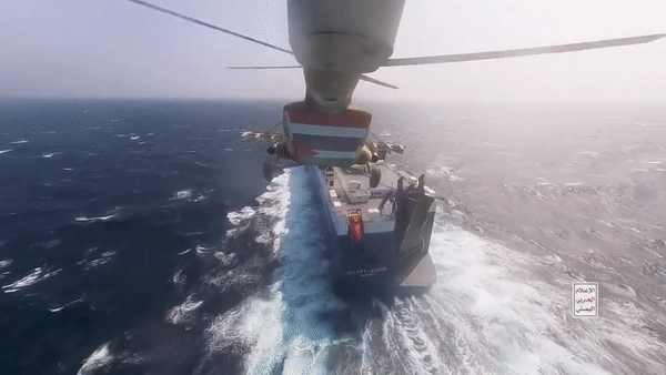 Cận cảnh lực lượng Houthi dùng trực thăng Mi-8 để đổ bộ và bắt giữ tàu hàng trên Biển Đỏ - Ảnh 1.