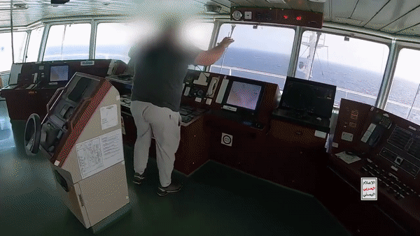 Cận cảnh lực lượng Houthi dùng trực thăng Mi-8 để đổ bộ và bắt giữ tàu hàng trên Biển Đỏ - Ảnh 10.