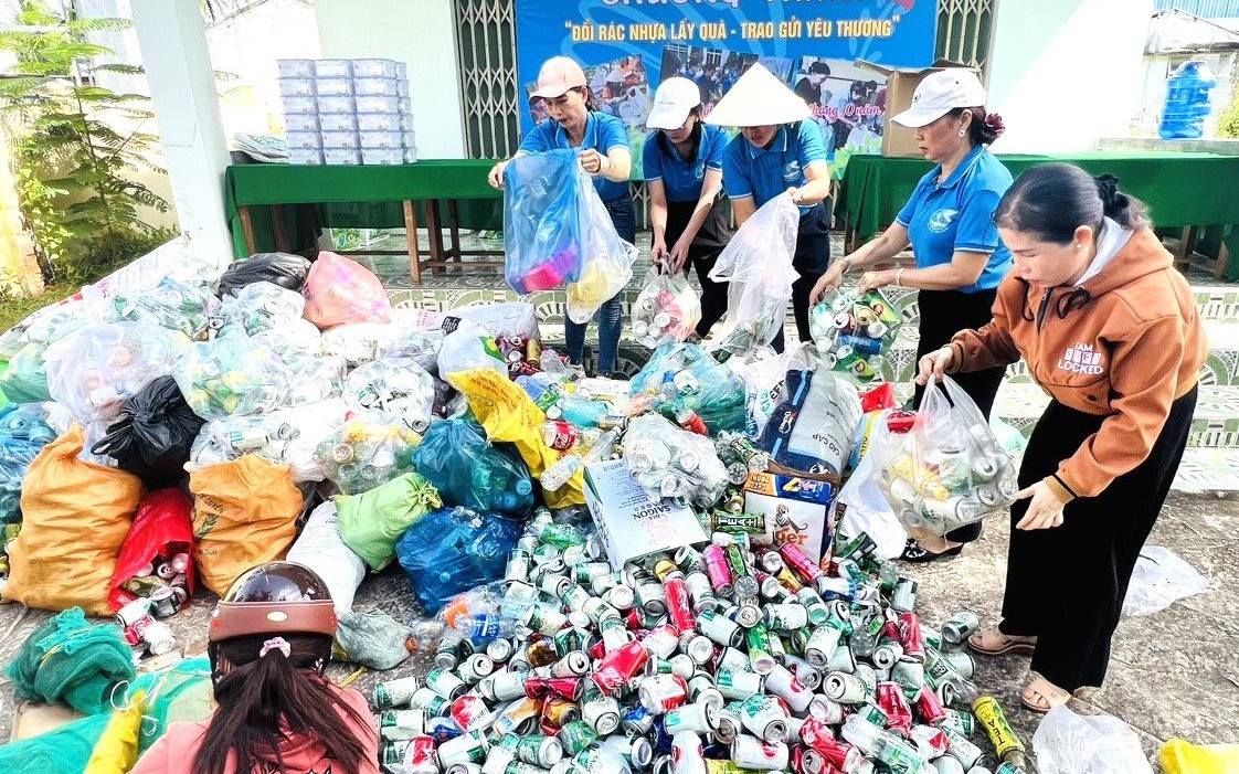  Dân một nơi ở Bình Thuận hễ nhặt được rác này mang đến trụ sở xã đổi ngay được quà