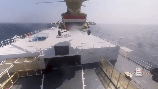 Cận cảnh lực lượng Houthi dùng trực thăng Mi-8 để đổ bộ và bắt giữ tàu hàng trên Biển Đỏ - Ảnh 2.