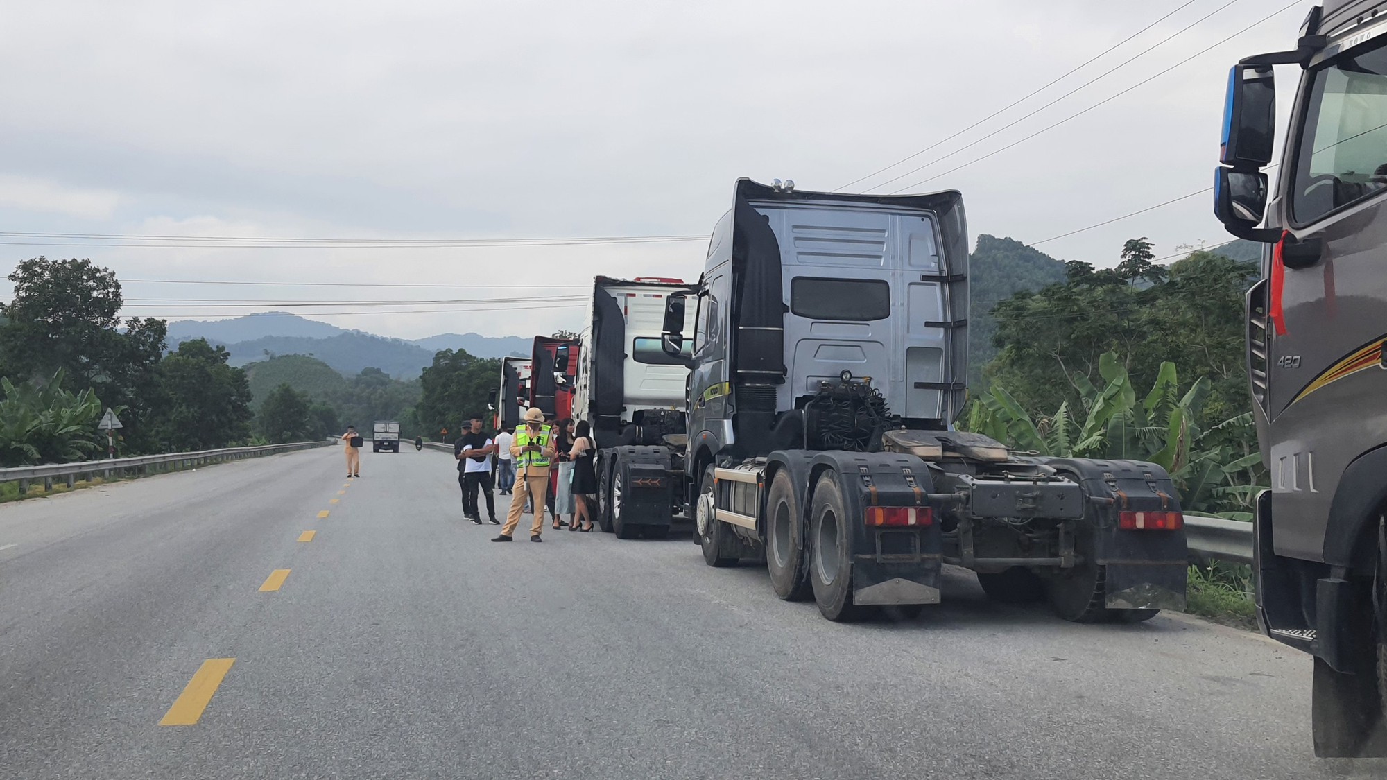 Hà Tĩnh: 50 xe đầu kéo container đi đón dâu bấm còi inh ỏi bị Công an yêu cầu dừng lại xử lý - Ảnh 2.