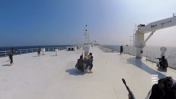 Cận cảnh lực lượng Houthi dùng trực thăng Mi-8 để đổ bộ và bắt giữ tàu hàng trên Biển Đỏ - Ảnh 4.