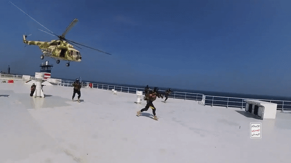 Cận cảnh lực lượng Houthi dùng trực thăng Mi-8 để đổ bộ và bắt giữ tàu hàng trên Biển Đỏ - Ảnh 5.