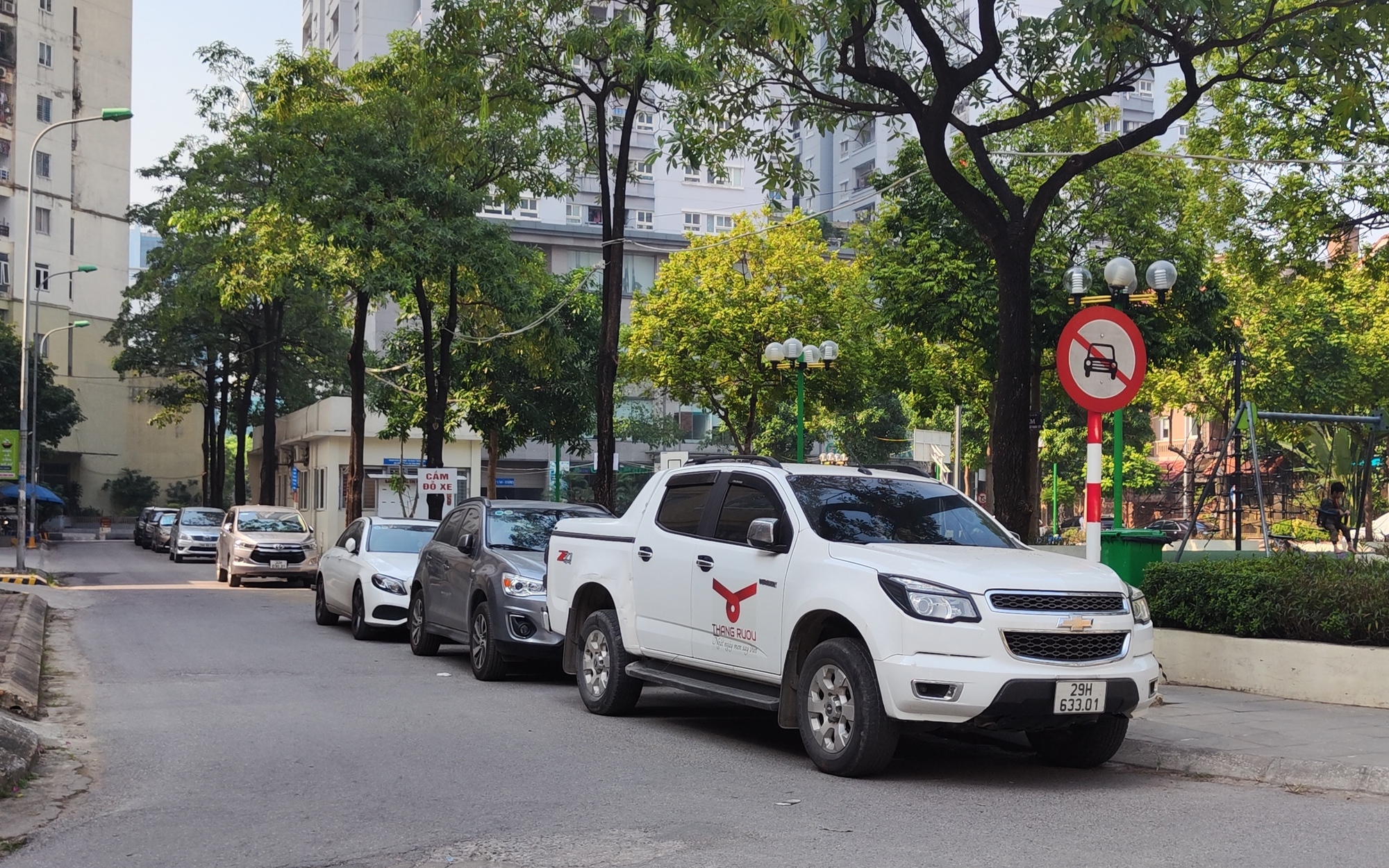 Cầu Giấy: Nhiều ô tô dừng, đỗ bừa bãi trong khu đô thị Yên Hoà