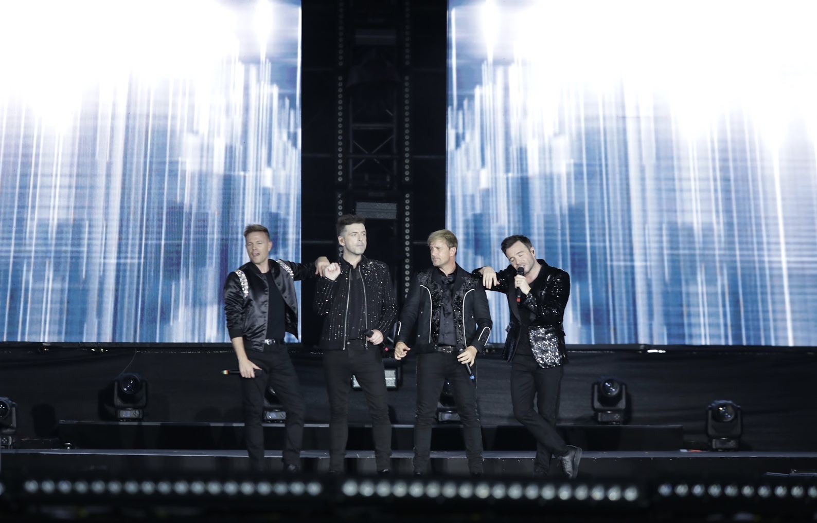 BTC concert Westlife xin lỗi khán giả vì sự cố lều kỹ thuật, sẽ khắc phục trong đêm diễn thứ hai - Ảnh 2.