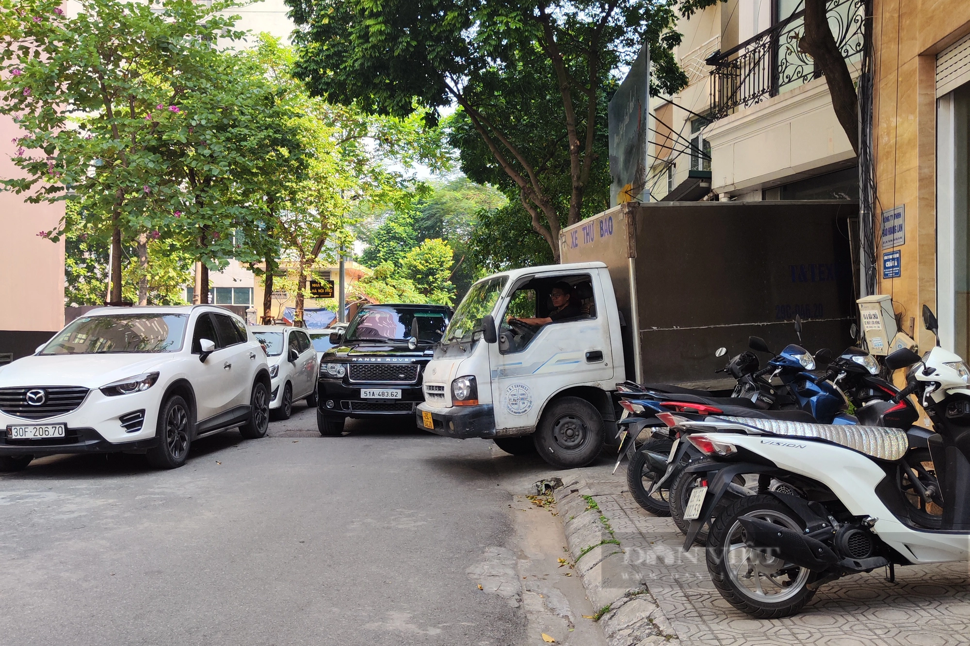 Hà Nội: Nhiều ô tô dừng, đỗ bừa bãi trong khu đô thị Yên Hoà  (Cầu Giấy) - Ảnh 3.