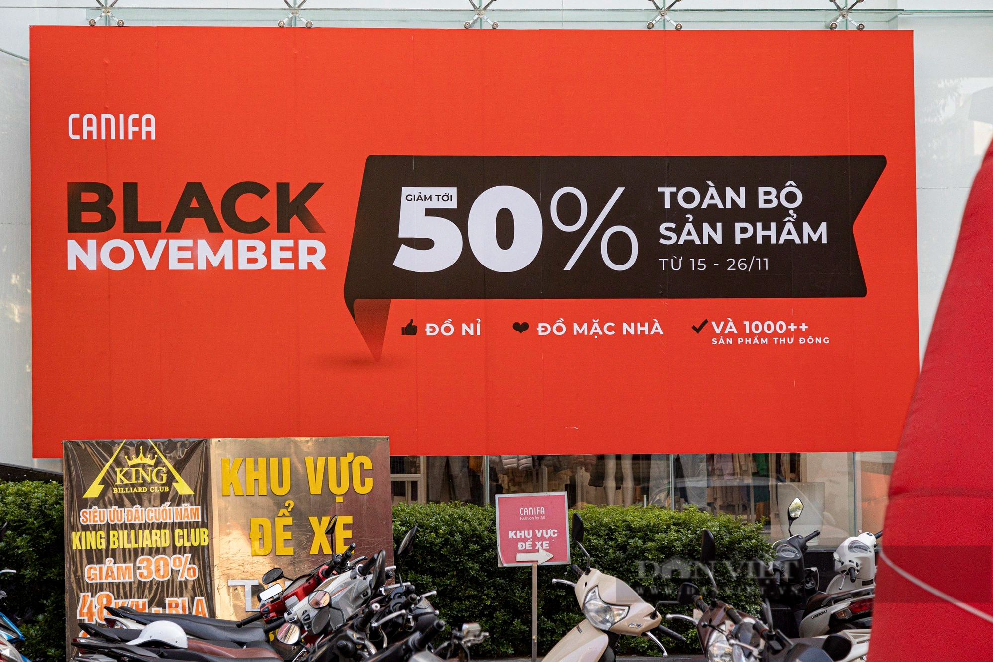 Trung tâm thương mại tại Hà Nội rầm rộ treo biển đại hạ giá lên tới 70% dịp Black Friday - Ảnh 11.