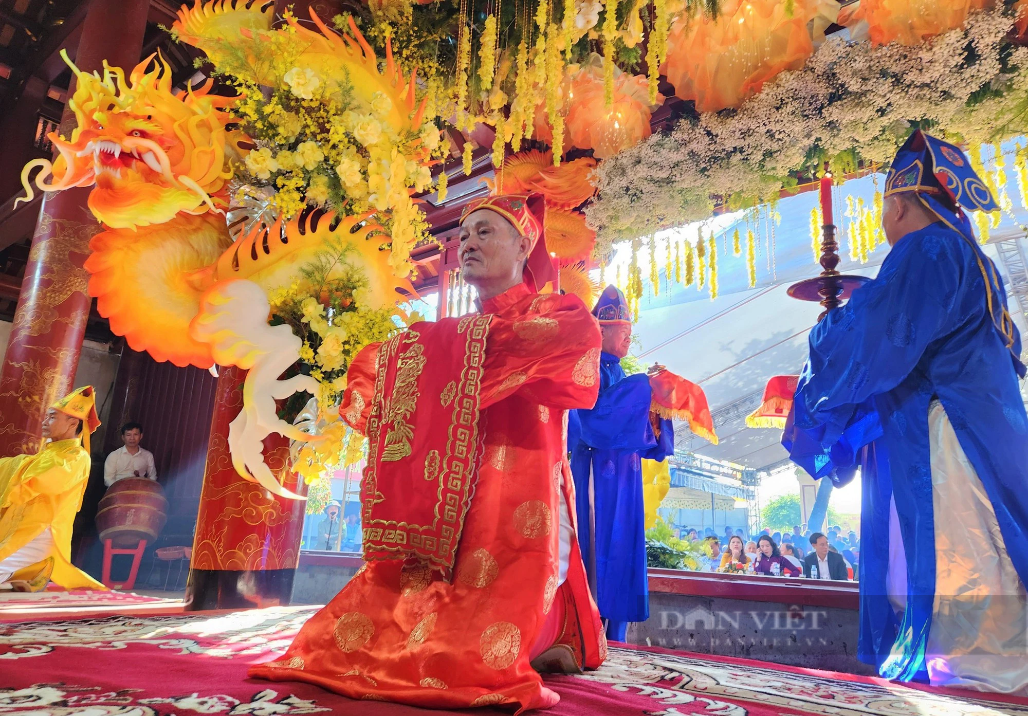 Du khách chi tiền triệu mua lễ khủng xin ơn ở đền ông Hoàng Mười ngày chính lễ - Ảnh 3.