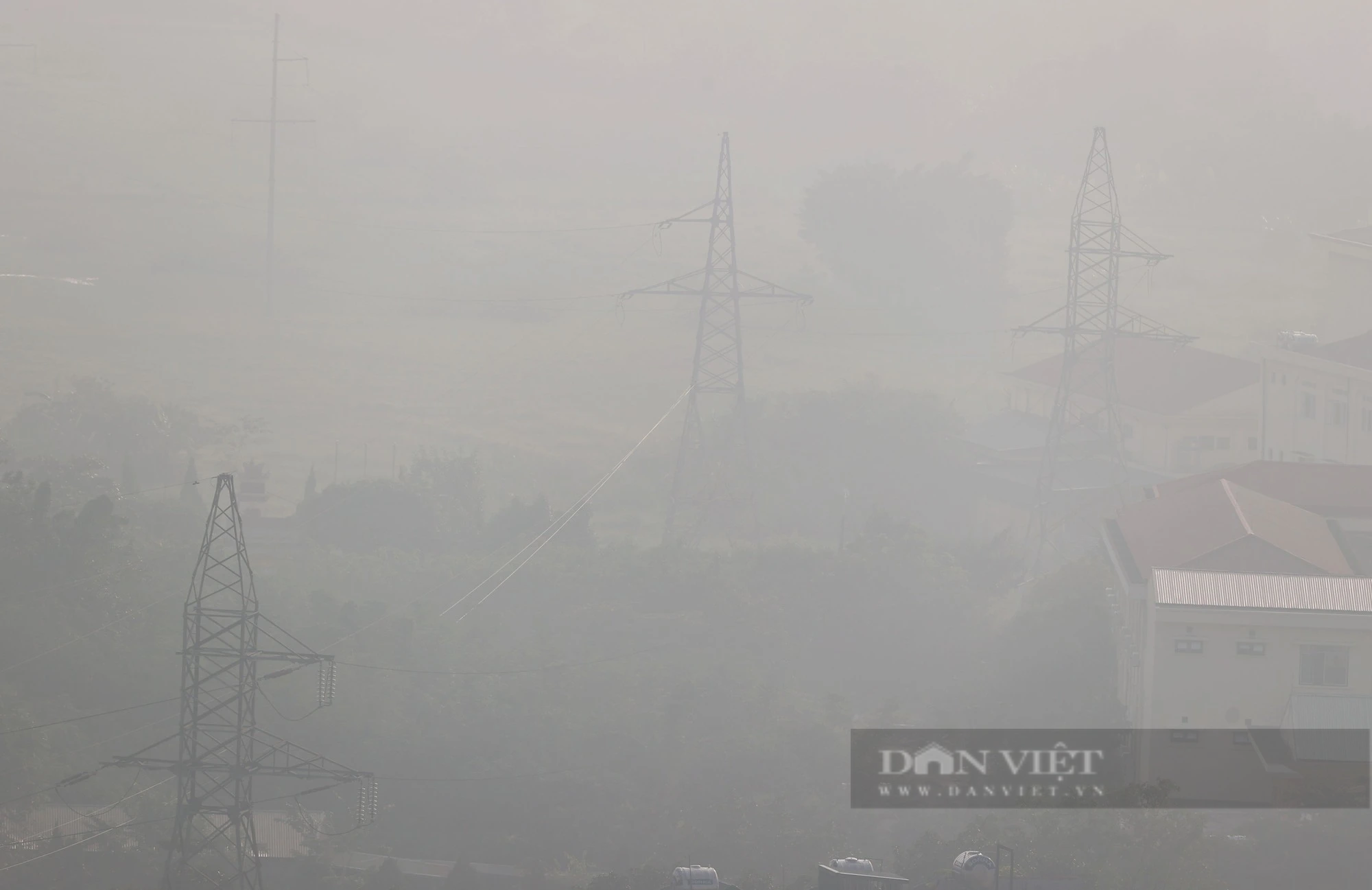 Hà Nội ô nhiễm top đầu thế giới, sương mù và bụi mịn đặc quánh trong không khí  - Ảnh 13.